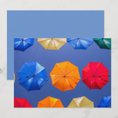 Kleurrijke paraplu's in de hemel blauw oranje rood kaart (Voorkant / Achterkant)