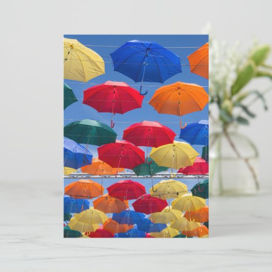 Kleurrijke paraplu's in de hemel blauw oranje rood kaart (Staand voorkant)