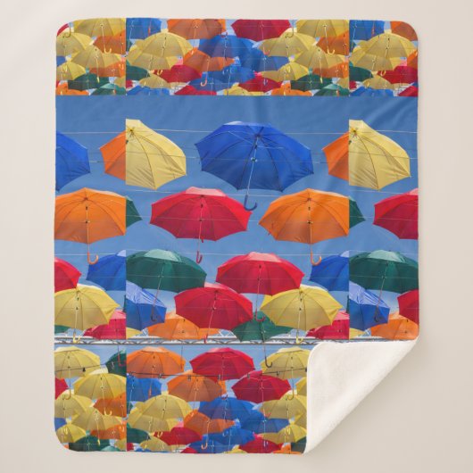 Kleurrijke paraplu's in de hemel blauw oranje rood sherpa deken (Voorkant)