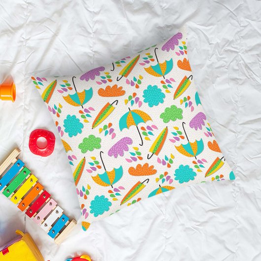 Kleurrijke paraplu's met wolken en regendruppels kussen