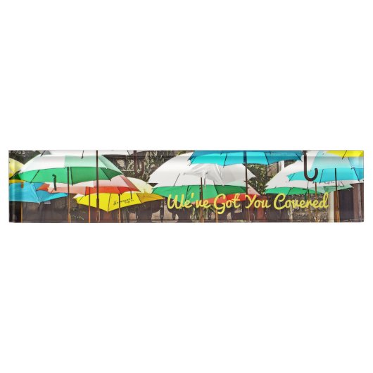 KLEURRIJKE PARAPLU'S / "WE HEBBEN JE GEDEKT" NAAMBORDJE (Voorkant)