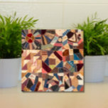 Kleurrijke  Patchwork Crazy Quilt Rustiek Tegeltje<br><div class="desc">Voeg rustieke retro charme toe aan uw huis met deze opvallende patchwork gekke quiltpatroon keramische tegel. Een gedurfd, kleurrijk geometrisch ontwerp om direct persoonlijkheid toe te voegen aan uw keuken backsplash of counter, badkamer, open haard of andere betegelde ruimte. Ook maakt een geweldige trivet. Het warme aardetoon palet vult zowel...</div>