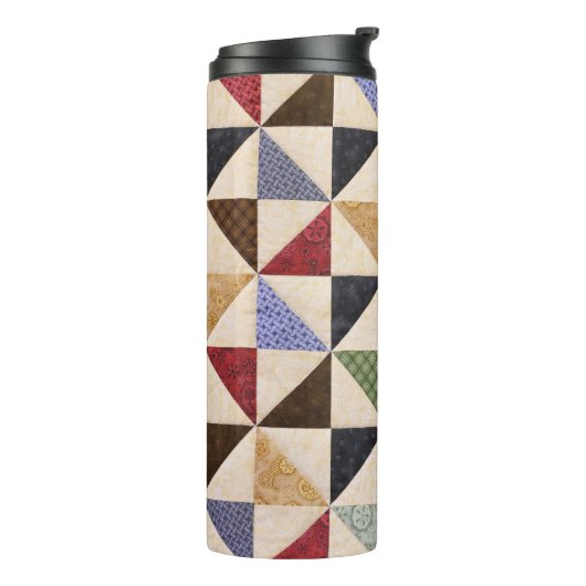 Kleurrijke Patchwork Quilt: Bloemtextuur. Thermosbeker (Gedraaid links)