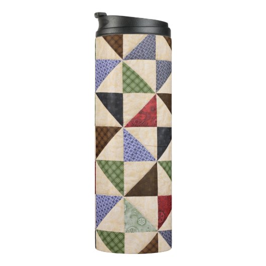 Kleurrijke Patchwork Quilt: Bloemtextuur. Thermosbeker (Geroteerd rechts)