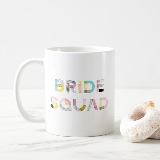 Kleurrijke patroontypografie Modern Bride Squad Mo Koffiemok (Met donut)
