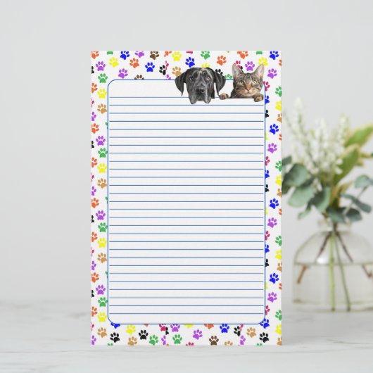 Kleurrijke Paw Prints met Hond en Kat Lined Briefpapier (Staand voorkant)