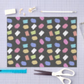 Kleurrijke penseelstreken op zwart patroon tissuepapier (Craft)