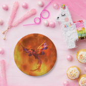 Kleurrijke Phoenix die tegen een vurige achtergron Papieren Bordje (Feest)