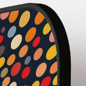 Kleurrijke polka stippen op donkere achtergrond pickleball paddle (Links Detail)