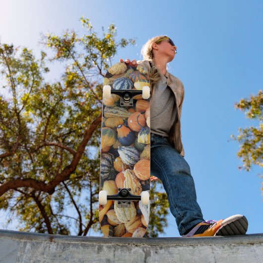 Kleurrijke Pompoenen A Persoonlijk Skateboard (Buiten 1)