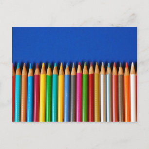 Kleurrijke potloodkrijtjes op blauwe achtergrond briefkaart