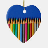 Kleurrijke potloodkrijtjes op blauwe achtergrond keramisch ornament (Rechts)