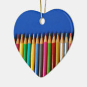 Kleurrijke potloodkrijtjes op blauwe achtergrond keramisch ornament (Links)