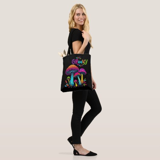 Kleurrijke psychedelische paddenstoelen tote bag (Op model)
