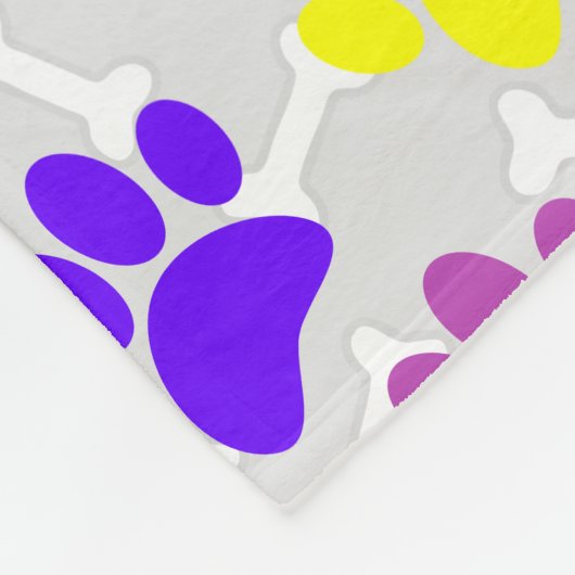 Kleurrijke Puppy Paw Prints en Botten Lichtgrijs Fleece Deken (Hoek)