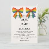 Kleurrijke Rainbow Bow bruiloft uitnodiging (Staand voorkant)