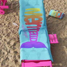 Kleurrijke Rainbow Mermaid Tail Typografie Strandlaken