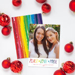 Kleurrijke Rainbow Peace Love Pride LGTBQ  Foto Feestdagenkaart<br><div class="desc">Deze feestelijke vakantiefotokaart is voorzien van een kleurrijke regenbooggroet met de tekst "peace love & pride". De achterkant van de kaart heeft dezelfde kleurrijke regenboogachtergrond. Dit ontwerp past één foto aan en zou goed in kleur of zwart-wit werken. Ontwerptip: U kunt een andere foto of meer tekst aan de achterkant...</div>