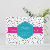 Kleurrijke Rainbow Sprinkles verjaardagsfeestje Kaart (Staand voorkant)