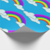 Kleurrijke regenbogen en wolken op blauw cadeaupapier (Hoek)