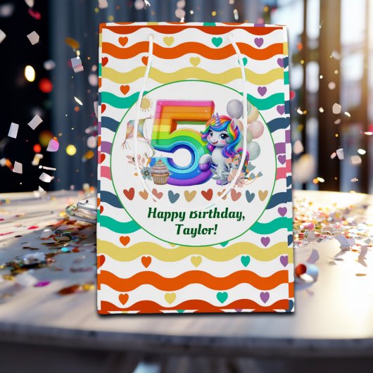 Kleurrijke regenboog en eenhoorn 5e verjaardagsfee medium cadeauzakje