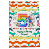 Kleurrijke regenboog en eenhoorn 5e verjaardagsfee medium cadeauzakje (Voorkant)