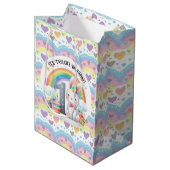 Kleurrijke regenboog en konijn 1e verjaardagsfeest medium cadeauzakje (Voorkant Gekanteld)