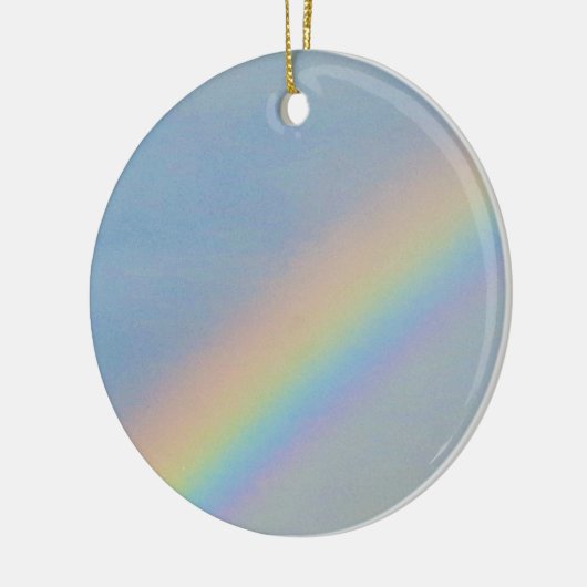 Kleurrijke regenboog in blauwe hemel, foto keramisch ornament (Links)