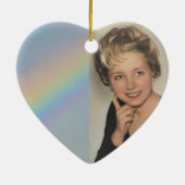 Kleurrijke regenboog in blauwe lucht, jonge vrouw  keramisch ornament (Achterkant)