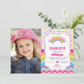 Kleurrijke regenboog verjaardagsfeestje meisje fot kaart (Staand voorkant)