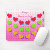 Kleurrijke regenboogharten op roze tonnetjes muismat (Met muis)