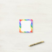Kleurrijke regenboogkleuren post-it® notes (Op bureau)