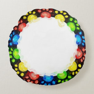 Kleurrijke regenboogstaafpoten rond kussen