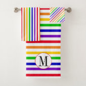 Kleurrijke regenboogstrepen en monogram bad handdoek (Insitu)