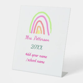 Kleurrijke regenboogstrepen voegen lerarennaam jaa reclamebord met voetstuk