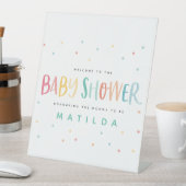 Kleurrijke regenboogstripe en puntige baby shower reclamebord met voetstuk (Insitu)