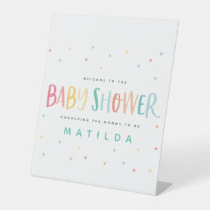 Kleurrijke regenboogstripe en puntige baby shower reclamebord met voetstuk