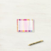 Kleurrijke regenboogstrips met Faux Gold Glitter Post-it® Notes (Op bureau)