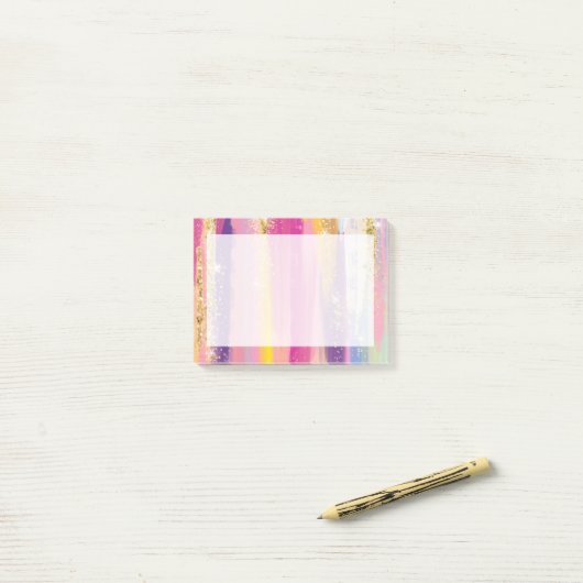 Kleurrijke regenboogstrips met Faux Gold Glitter Post-it® Notes (Op bureau)