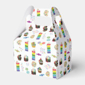 Kleurrijke regenboogtaart strooit verjaardagsfeest bedankdoosjes (Achterkant)