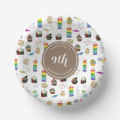 Kleurrijke regenboogtaart strooit verjaardagsfeest papieren kommen (Voorkant)