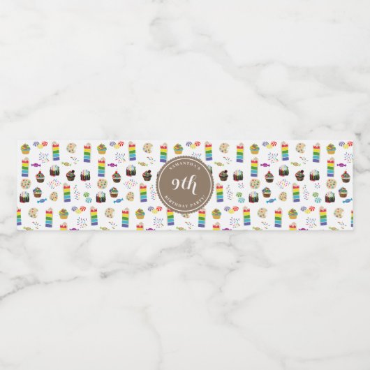 Kleurrijke regenboogtaart strooit verjaardagsfeest waterfles etiket (Enkel label)