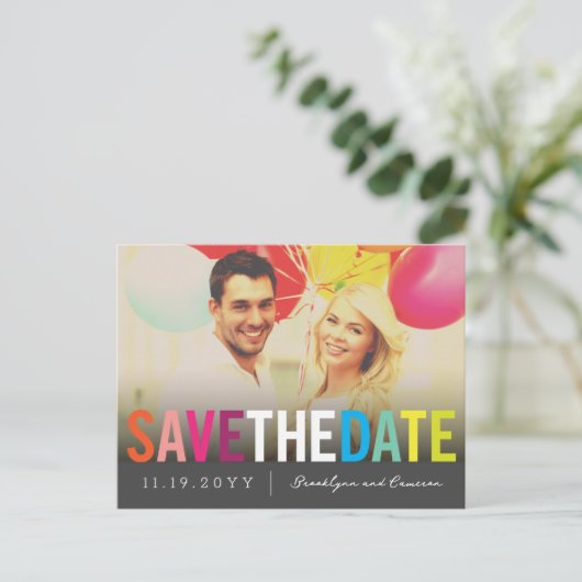 Kleurrijke regenboogtekst Sla het Briefkaart Datum (Staand voorkant)