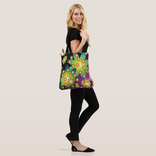 Kleurrijke Retro Bloemen Tote Bag (Op model)