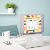 Kleurrijke Retro Juni 2023 Kalender Sticker (Laptop op bureau)