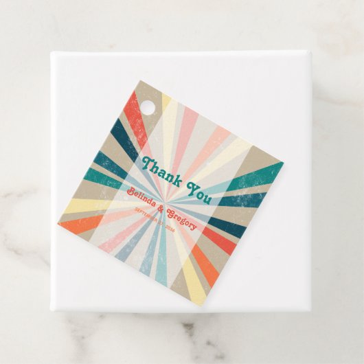 Kleurrijke Retro Rainbow Sunburst Weddenschap Bedankjes Labels (In situ)