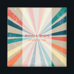 Kleurrijke Retro Rainbow Sunburst Weddenschap Magneet<br><div class="desc">Een prachtige 70's geïnspireerde kleurrijke retro-regenboogzonnige vormgeving. Een minimalistische vintage ziet een huwelijksgunst met roovy-patronen en een retrokleurenpalet voor iedereen die van stripe patronen houdt,  met een retro-kleurenpalet in nood verkerende design,  enz. Er zijn ook huwelijksuitnodigingen en andere kantoorbenodigdheden beschikbaar.</div>