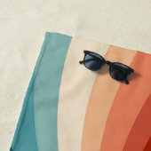 Kleurrijke retro stijl golvende zonnestralen strandlaken (In situ)