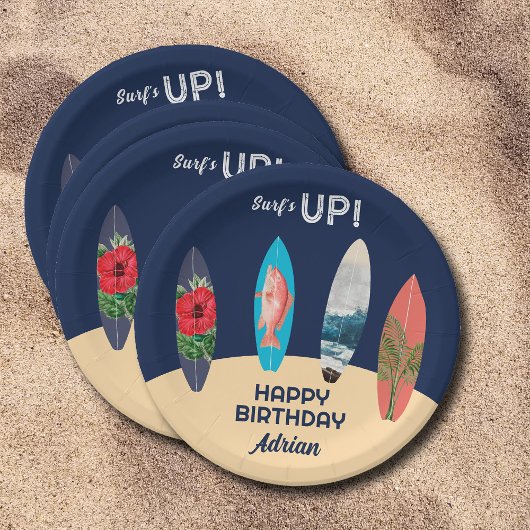 Kleurrijke retro surfplanken surft omhoog verjaard papieren bordje