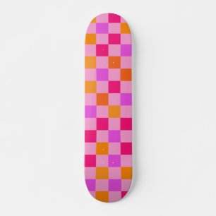 Kleurrijke retroresthetisch gecheckte patroonmagen persoonlijk skateboard